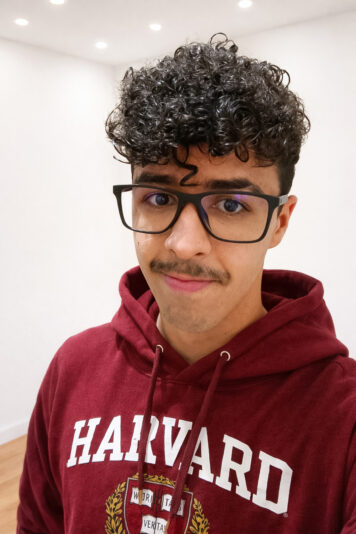 Simon Dimitri Aleckovith, com seu uniforme de Harvard