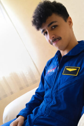 Simon com o icônico macacão azul de astronautas da NASA